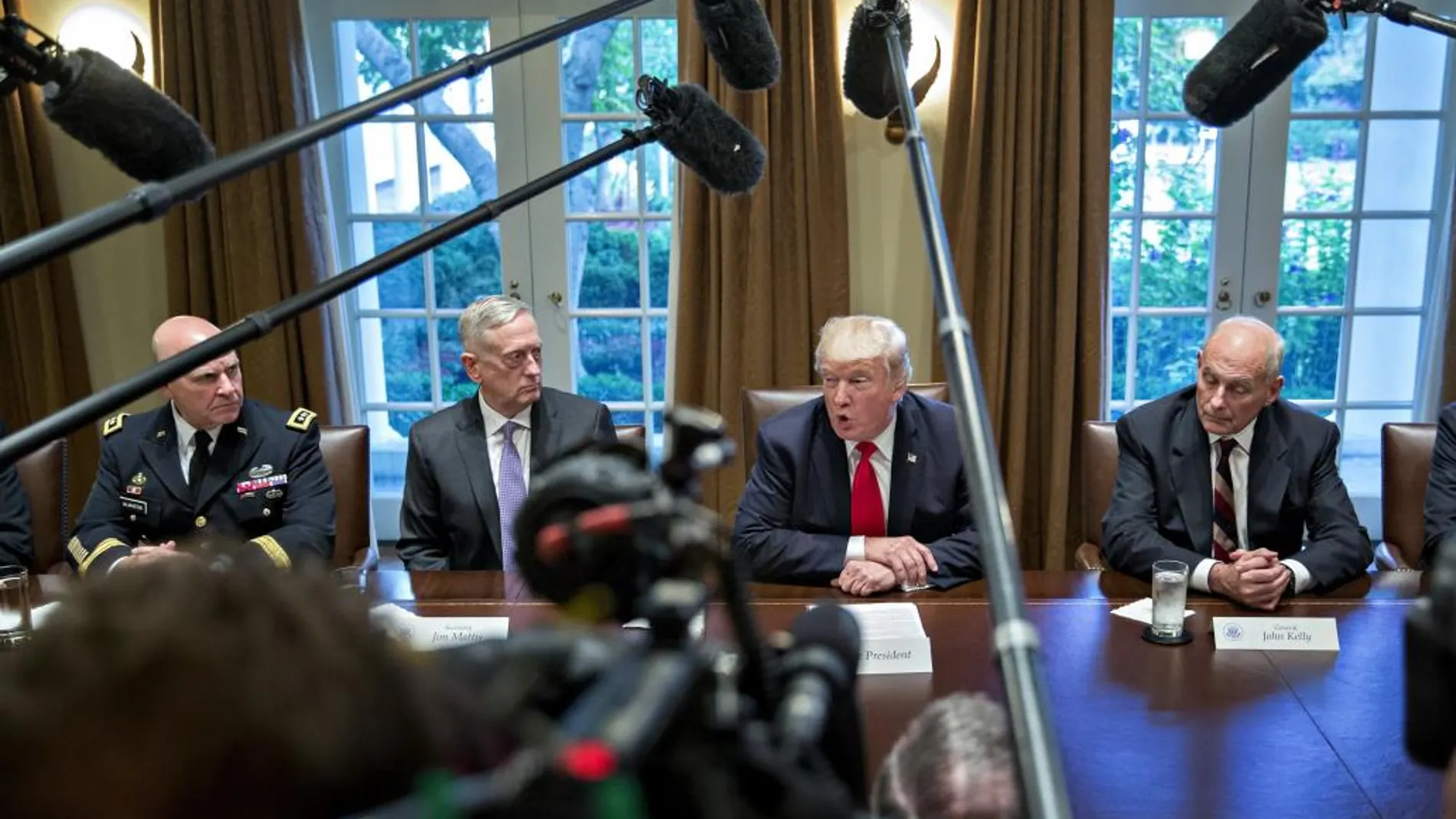 El presidente de los Estados Unidos, Donald J. Trump (c-d), habla junto al jefe de Gabinete de la Casa Blanca, John Kelly (d); el asesor de seguridad nacional, H.R. McMaster (i), y el secretario de Defensa, James Mattis (c-i), durante una reunión con altos líderes militares en la Sala del Gabinete de la Casa Blanca, en Washington, DC