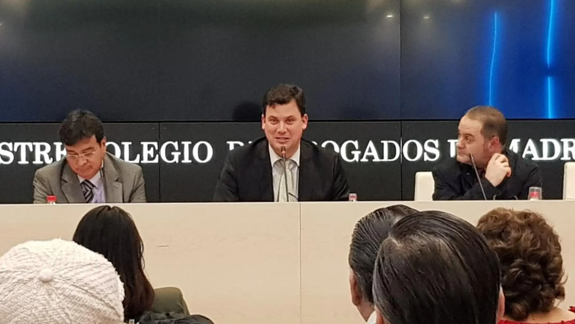 Momento en el que el autor del libro Guillermo Rocafort Pérez, (en el centro), inicia su disertación, acompañado a su izquierda, por el profesor Alberto Cordero Aroca y a su derecha, Emilio Domínguez Díaz.