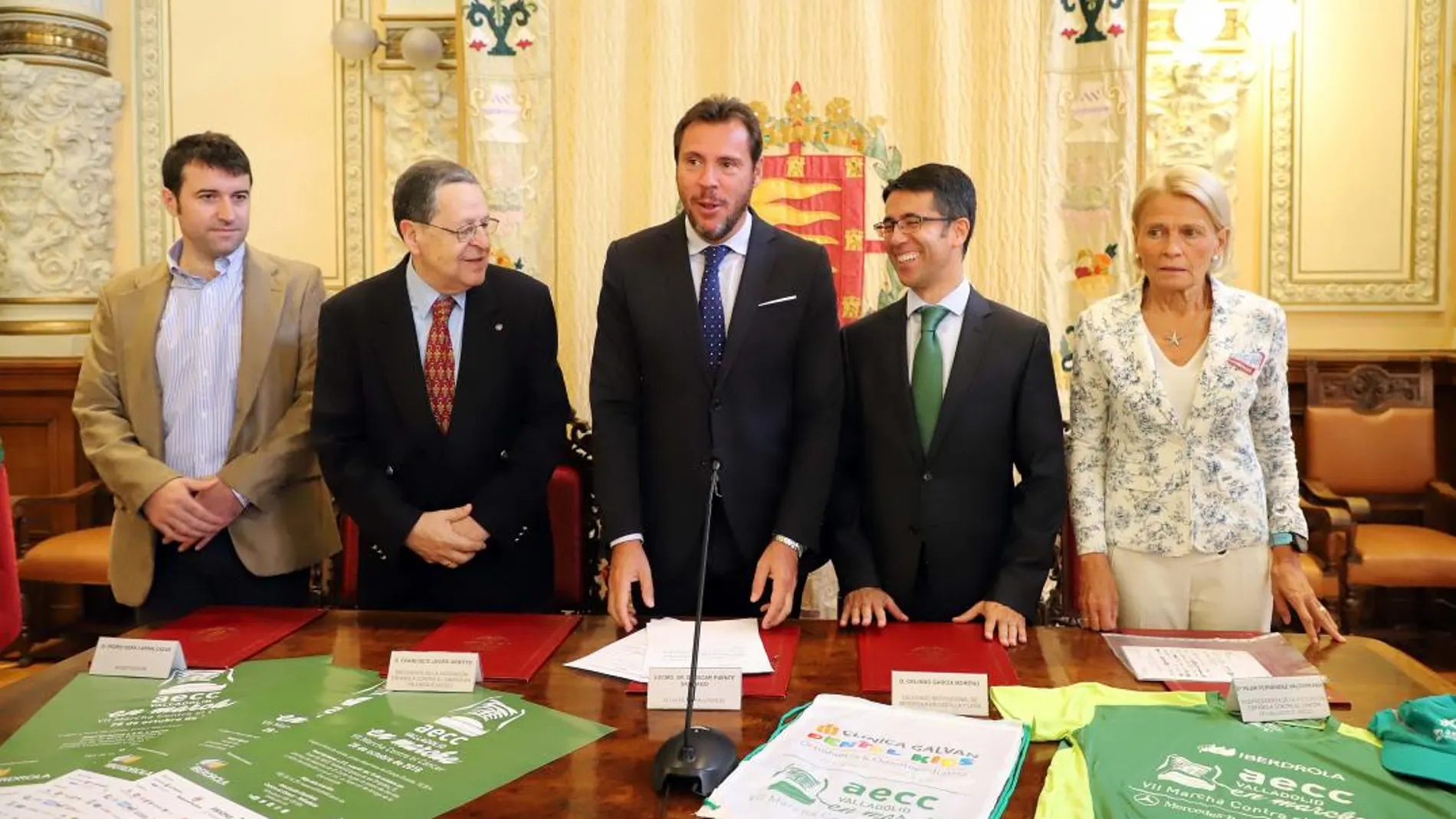 El investigador, Pedro Vizán; el presidente de AECC Valladolid, Francisco Javier Arroyo; el delegado institucional de Iberdrola en Castilla y León, Celiano García; el alcalde, Óscar Puente y la vicepresidenta de AECC, Pilar Fernández de Valderrama, en la presentación de la VII Marcha Contra el Cáncer