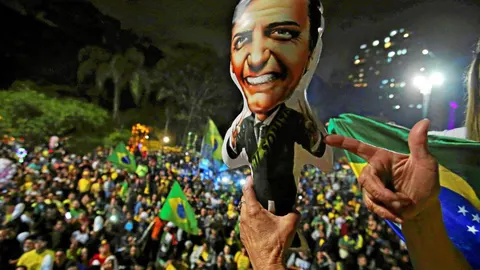 Seguidores de Jair Bolsonaro celebrando ayer la victoria del líder ultraderechista en las elecciones presidenciales por las calles de Sao Paulo