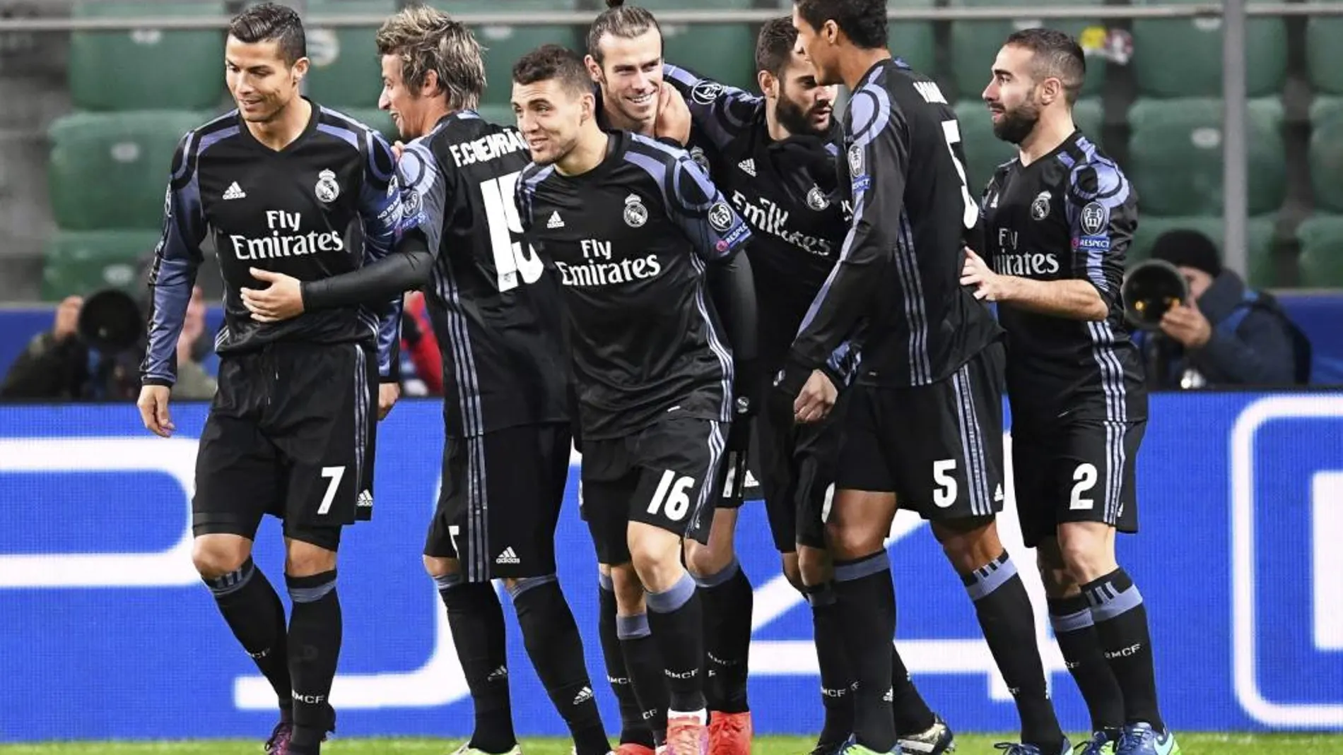 El centrocampista galés del Real Madrid, Gareth Bale (c), celebra con sus compañeros haber marcado el 1-0 contra el Legia de Varsovia