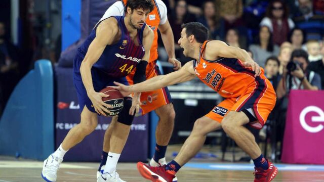 El pívot croata del FC Barcelona Lassa Ante Tomic (i) intenta jugar un balón ante Sam Vam Rossom, del Valencia Baske