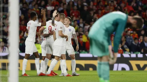 Los jugadores ingleses celebran su segundo gol ante España en el estadio Benito Villamarín de Sevilla. EFE/José Manual Vidal