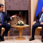 El presidente ruso, Vladímir Putin y su homólogo venezolano, Nicolás Maduro, durante la reunión que celebraron en la residencia de Novo-Ogaryovo, en las afueras de Moscú / Efe