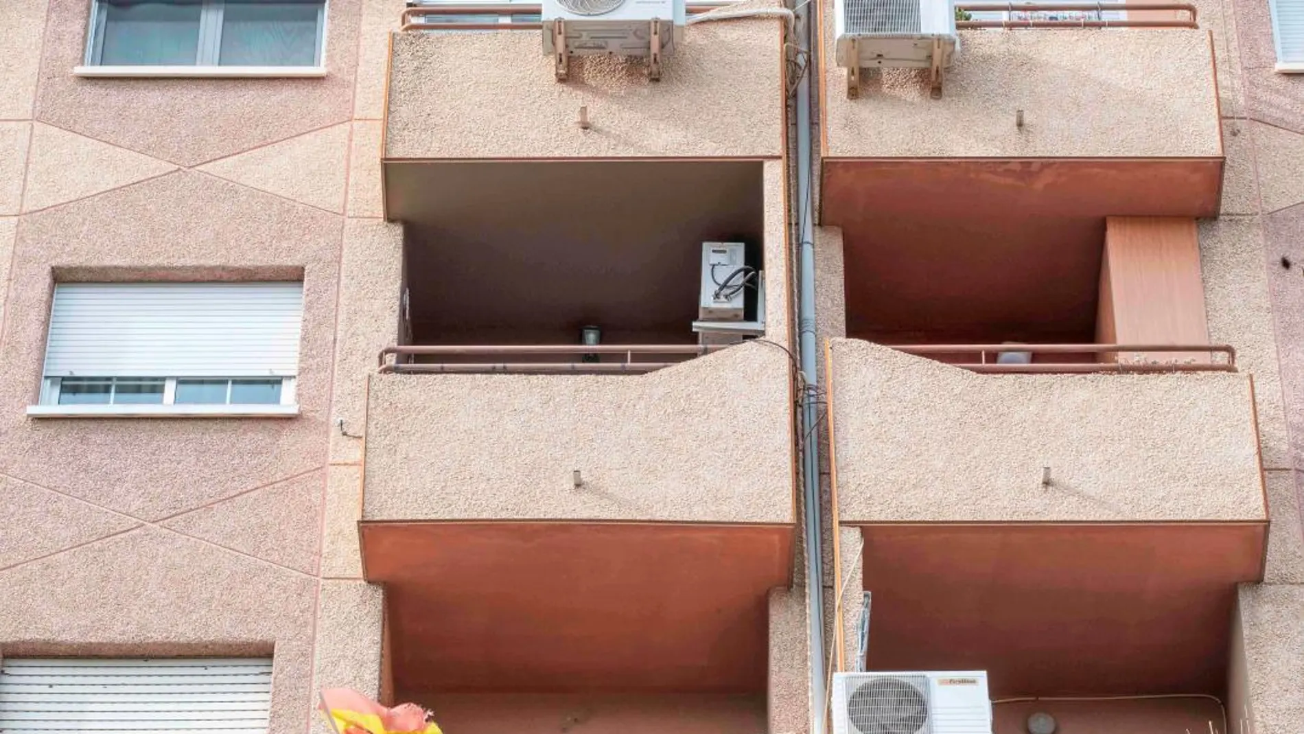 Vista de los balcones del edificio donde se produjo el suceso / Foto: Efe