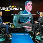 El presidente del Gobierno, Pedro Sánchez, durante la entrevista en Antena 3 con Sandra Golpe y Vicente Vallés. Foto: Alberto R. Roldán