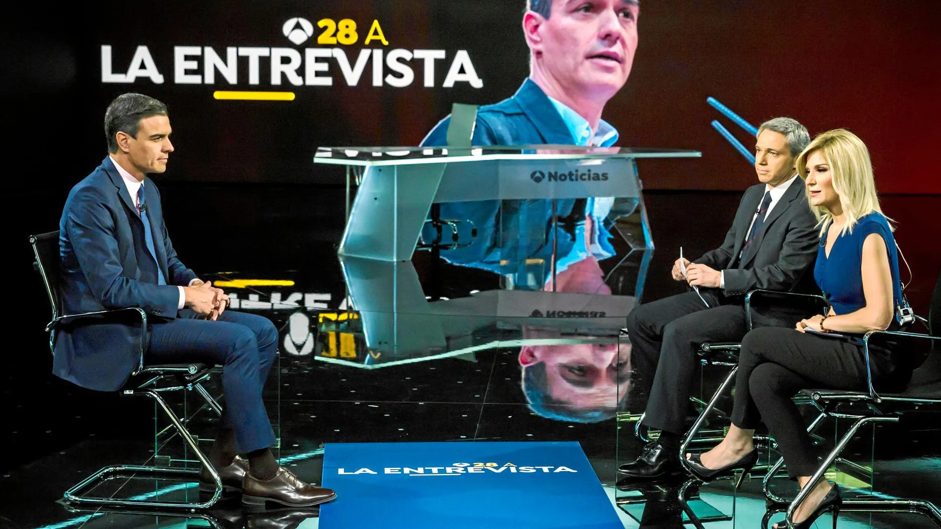 El presidente del Gobierno, Pedro Sánchez, durante la entrevista en Antena 3 con Sandra Golpe y Vicente Vallés. Foto: Alberto R. Roldán