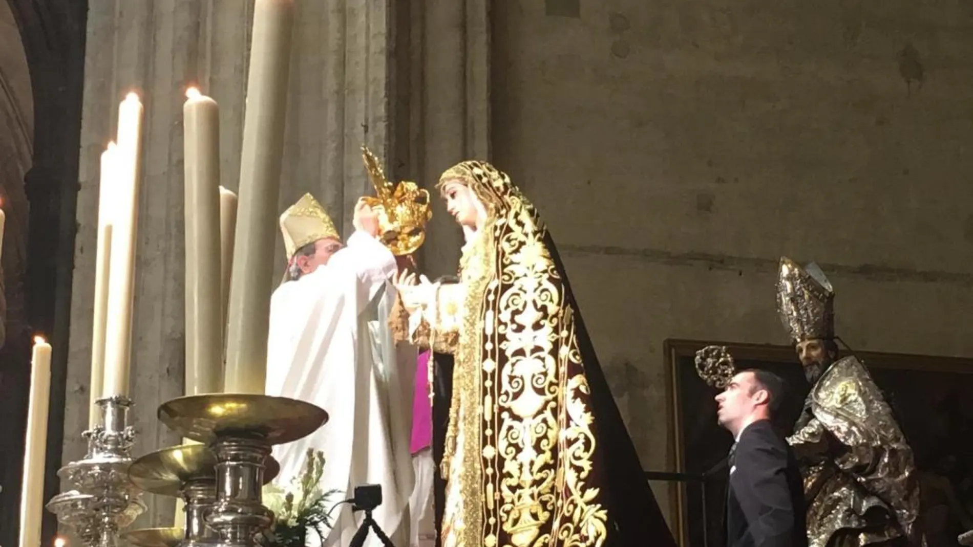 El arzobispo de Sevilla corona a la Virgen de la Victoria en la Catedral