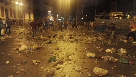 Con este terrible aspecto, marcado por los excesos de la fiesta, amanecía la mañana del pasado sábado la Puerta del Sol y sus aledaños