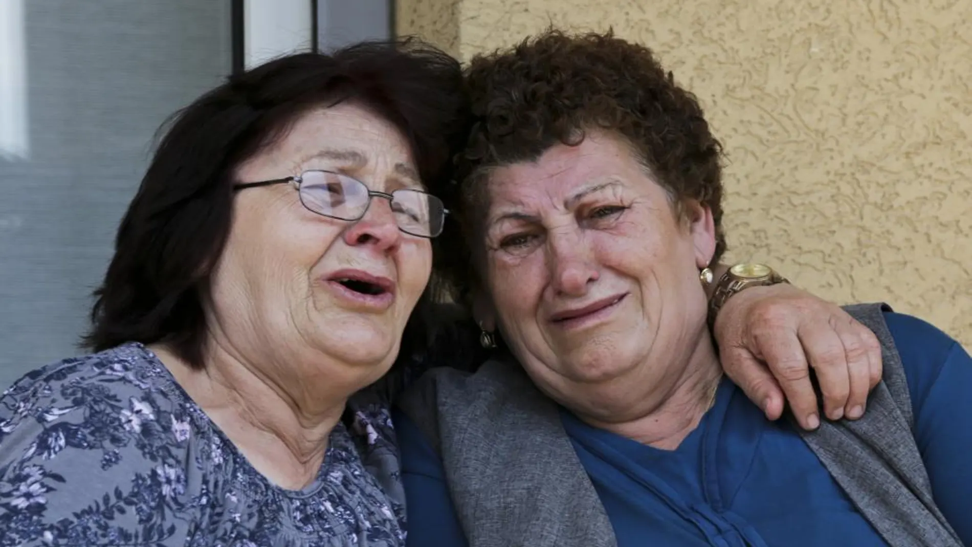 Las tías de Armela Segashi, una de las víctimas kosovares fallecidas en el tiroteo de Múnich.