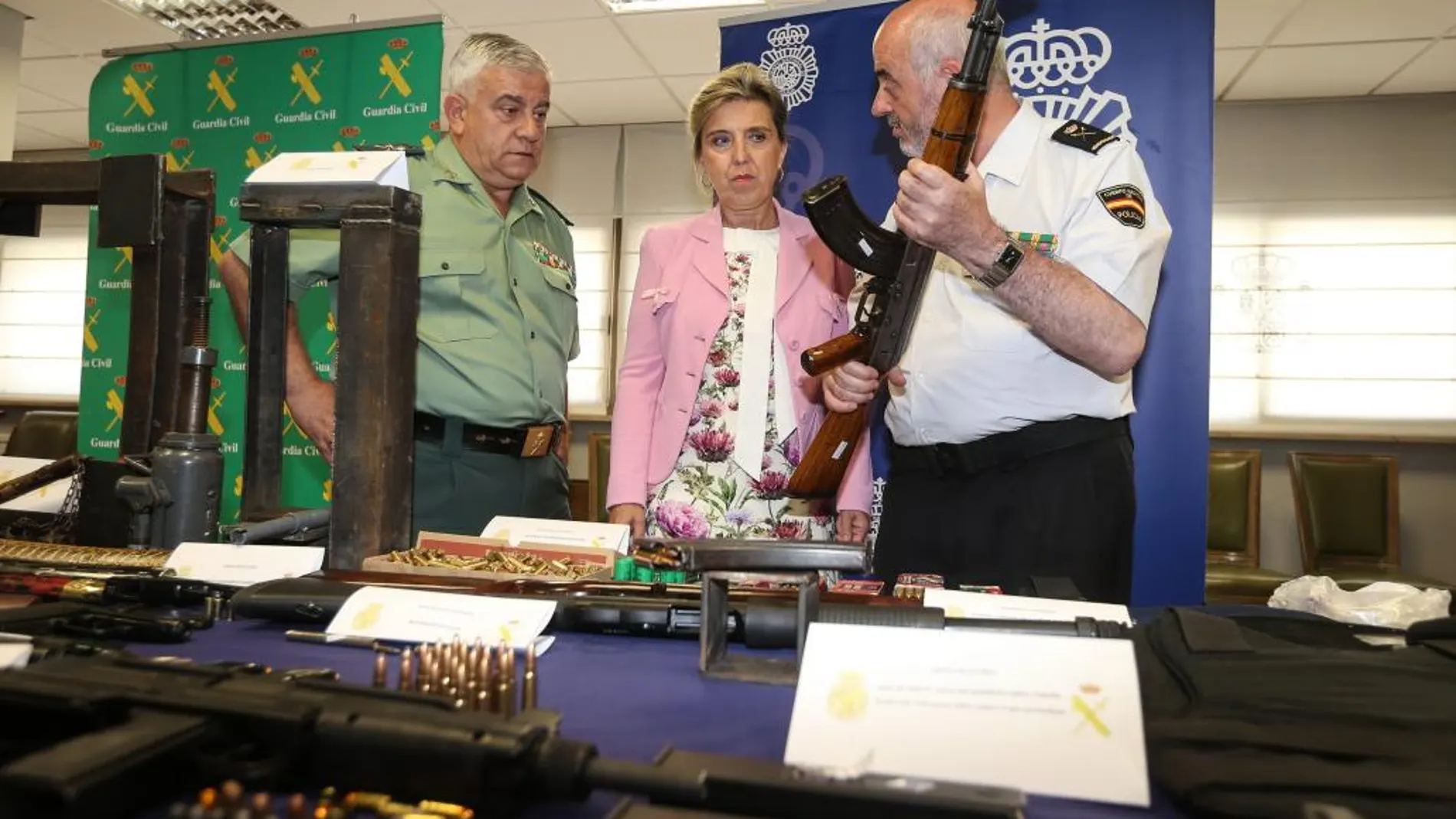 María José Salgueiro, Zorita y Sualdea observan una de las armas incautadas
