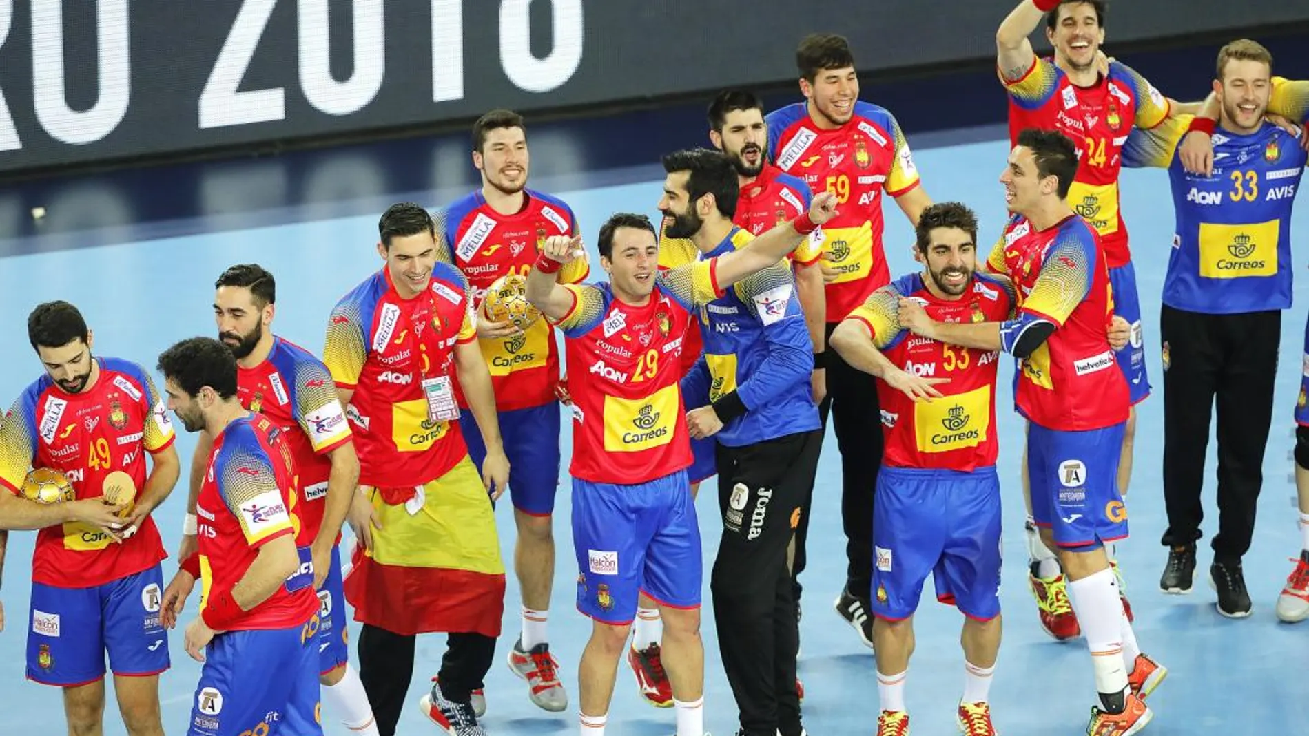 Los jugadores españoles celebran la victoria en Zagreb/Efe