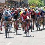 En la imagen, Juanjo Rosal esprinta para hacerse con la victoria de etapa mientras que Mario Aparicio celebra al fondo su maillot
