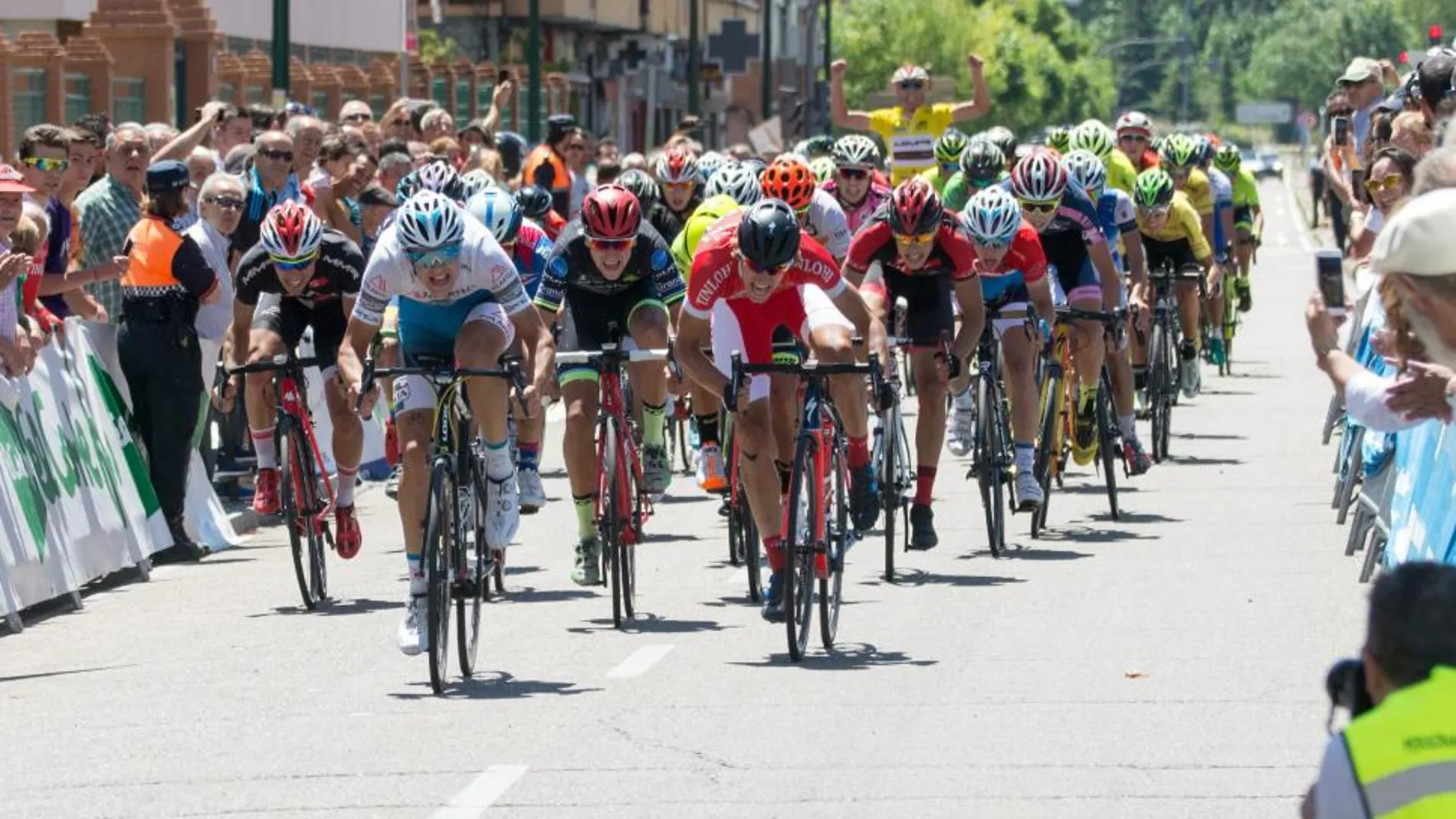 En la imagen, Juanjo Rosal esprinta para hacerse con la victoria de etapa mientras que Mario Aparicio celebra al fondo su maillot