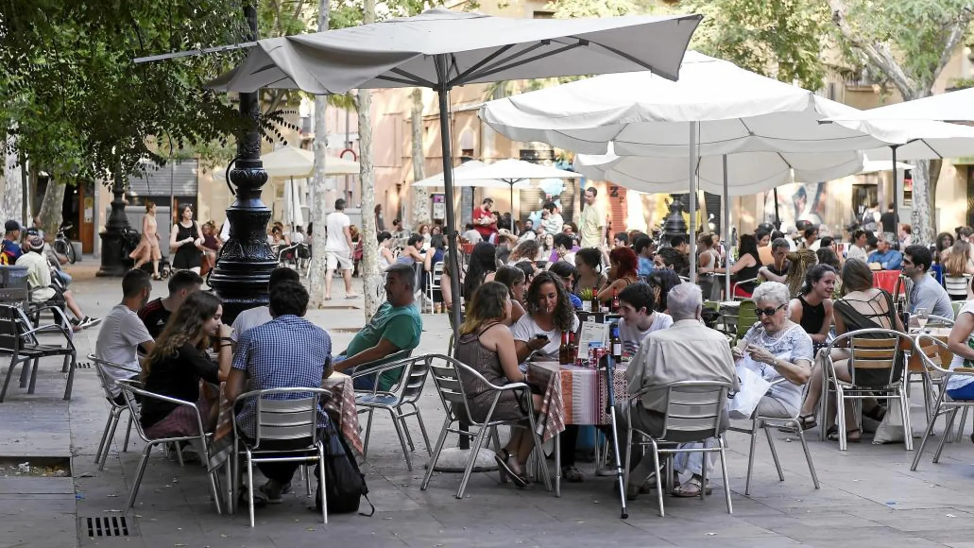 Colau ha paralizado las licencias a nuevos bares y tiendas en Sants para «elaborar un nuevo plan de usos»