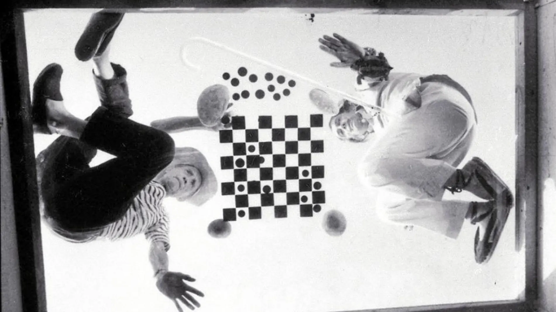 Duchamp y Dalí jugando al ajedrez en Cadaqués, fotografiados por Robert Descharnes, pieza de la exposición