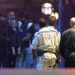 La Policía rescata a una rehén durante el ataque de un radical islamista en el Lindt cafe, en Sidney.