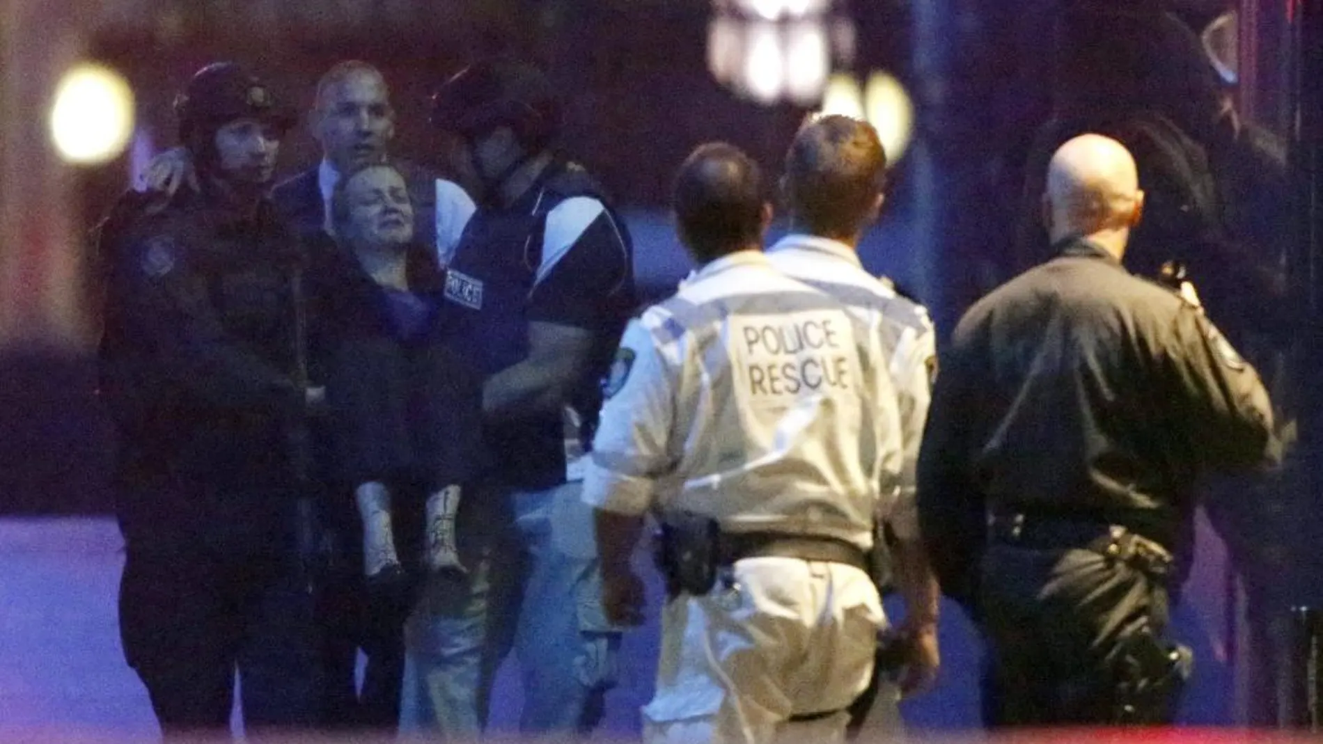 La Policía rescata a una rehén durante el ataque de un radical islamista en el Lindt cafe, en Sidney.