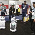 Asistentes toman fotografías de robots el día de la inauguración en el Salón Internacional de la Feria de Electrónica de Consumo (CES, en inglés) 2018