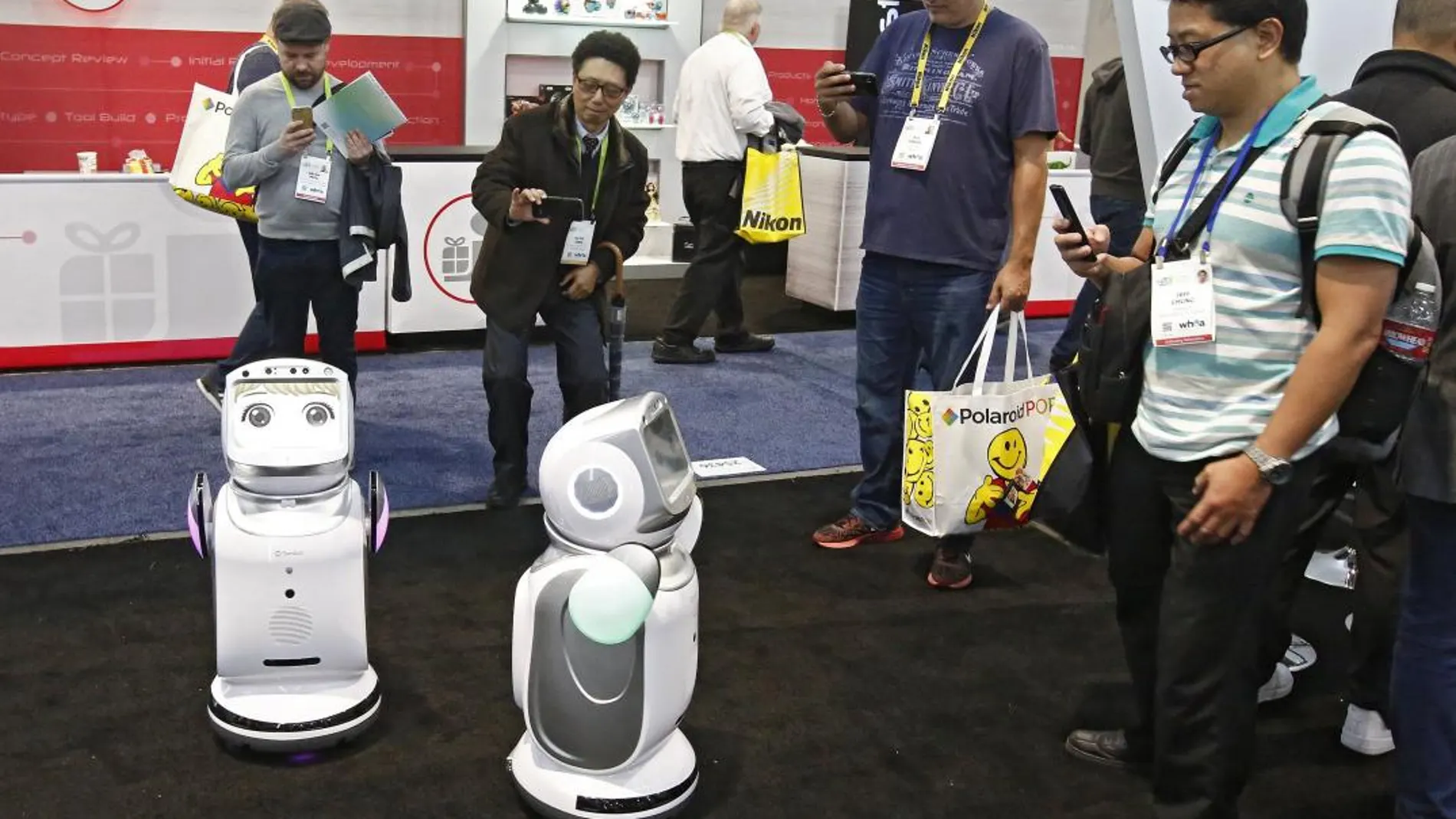Asistentes toman fotografías de robots el día de la inauguración en el Salón Internacional de la Feria de Electrónica de Consumo (CES, en inglés) 2018