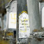 La lápida de Simone Veil, ministra con Giscard d'Estaing, y que sufrió el horror de vivir encerrada en un campo de concentración, ha aparecido pintada con esvásticas en un cementerio francés