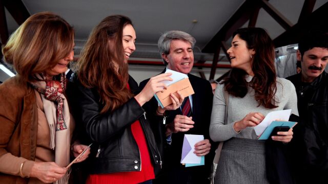 El presidente de la Comunidad de Madrid, Ángel Garrido (c), junto a las diputadas de Podemos Clara Serra (d) y Raquel Huerta (2i), participan en el simulacro electoral