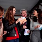 El presidente de la Comunidad de Madrid, Ángel Garrido (c), junto a las diputadas de Podemos Clara Serra (d) y Raquel Huerta (2i), participan en el simulacro electoral