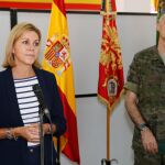 Cospedal durante su visita al cuartel del Ejército de Girona