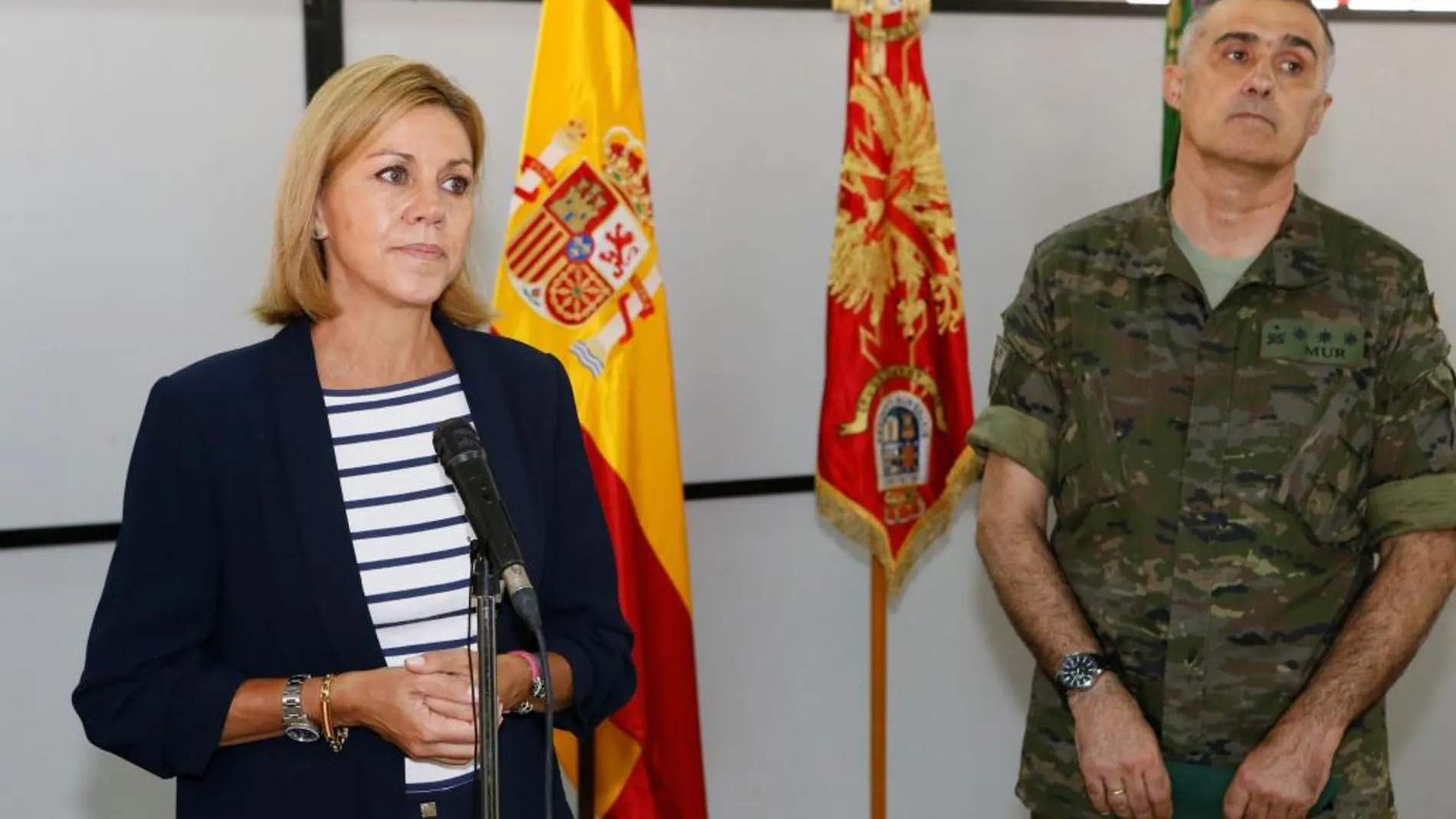 Cospedal durante su visita al cuartel del Ejército de Girona