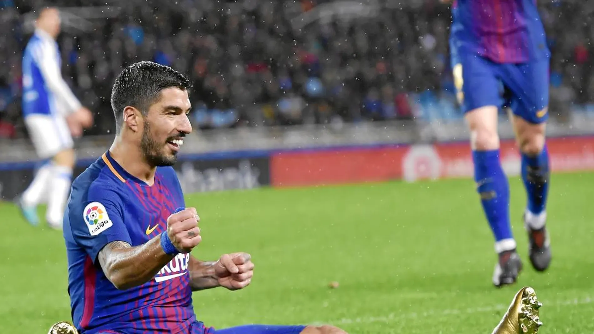 Luis Suárez celebra uno de los dos goles que marcó en Anoeta