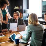 El jefe con autoridad moral sabe que cualquier comportamiento suyo tiene impacto en el equipo. Con esta conciencia asume la responsabilidad de crear un ambiente donde las personas eligen estar motivadas.