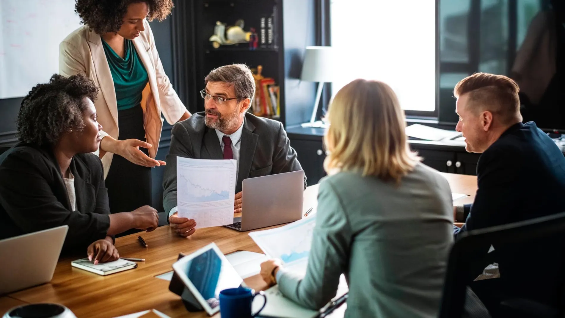 El jefe con autoridad moral sabe que cualquier comportamiento suyo tiene impacto en el equipo. Con esta conciencia asume la responsabilidad de crear un ambiente donde las personas eligen estar motivadas.