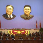 Retratos de los líderes de Corea del Norte en una convención