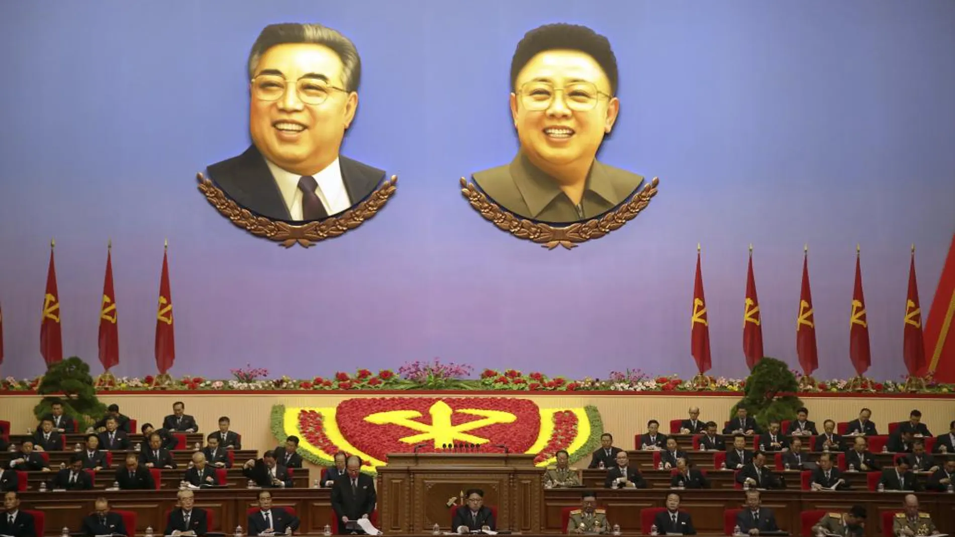 Retratos de los líderes de Corea del Norte en una convención