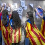 Varias estudiantes cuelgan ayer carteles a favor del referéndum en la Universidad de Barcelona