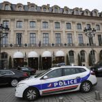 Un vehículo policial estacionado frente al hotel Ritz de París