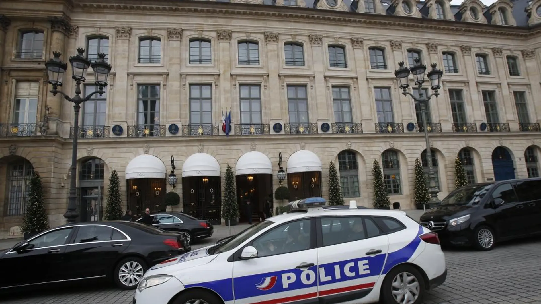 Un vehículo policial estacionado frente al hotel Ritz de París
