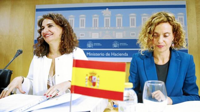 La ministra de Hacienda, María Jesús Montero, junto a la titular de Política Territorial, Meritxell Batet, durante la reunión con las regiones