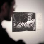 Dos personas contemplan una de las fotografías de la exposición, obra de Richard Song.