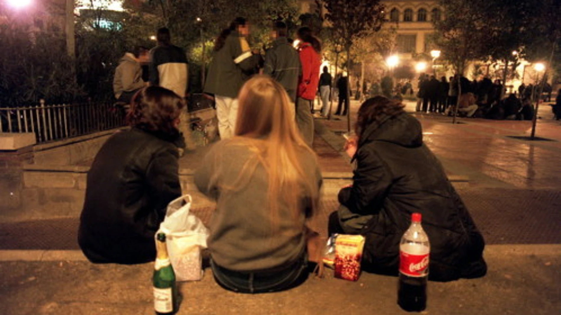 Imagen de archivo de jovenes bebiendo alcohol