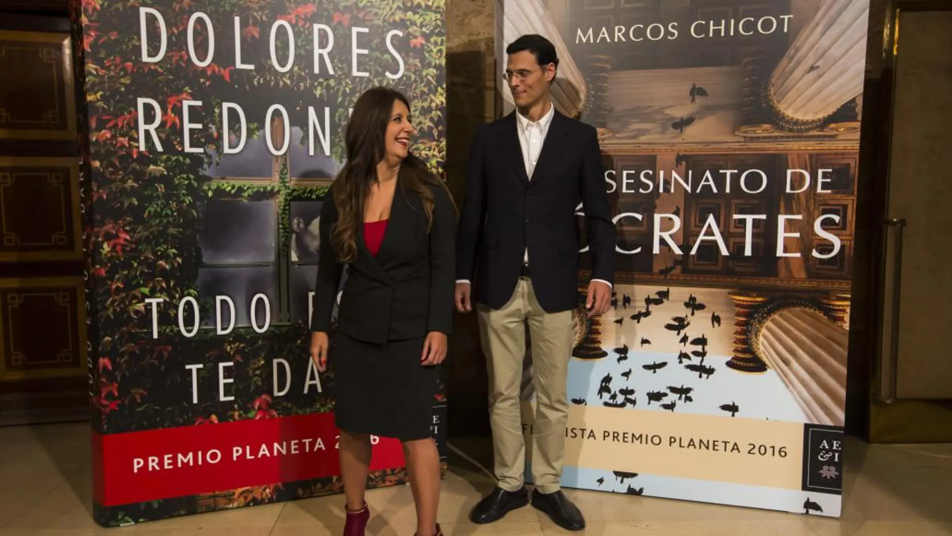 Imagen de archivo de la ganadora de la edición 2016 del premio Planeta Dolores Redondo y el finalista Marcos Chicot
