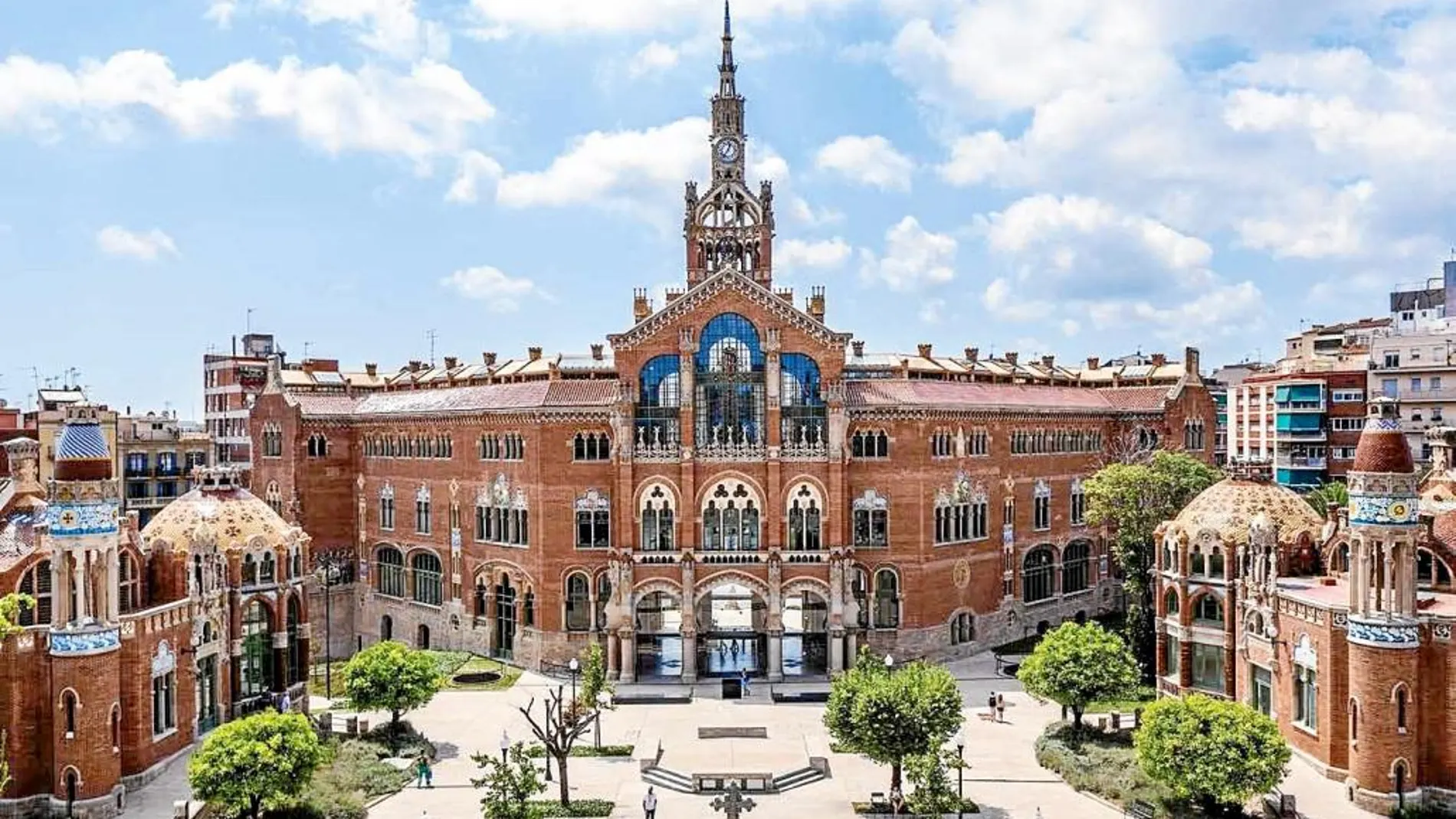 Imagen de la fachada principal del recinto modernista de Sant Pau