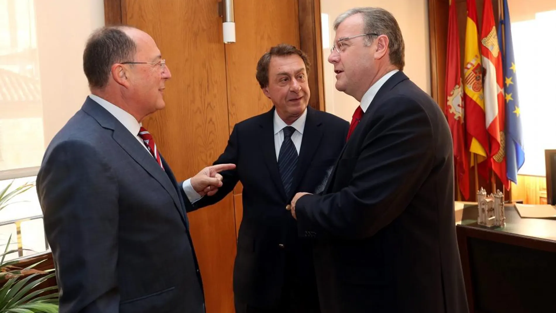 El alcalde Antonio Silván, conversa con el empresario Carlos Moro durante el encuentro que mantuvieron, junto a Javier García Prieto / César/Ayto. León