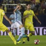 Daniel Wass (c), disputa un balón ante los jugadores del Villarreal, Bruno Soriano