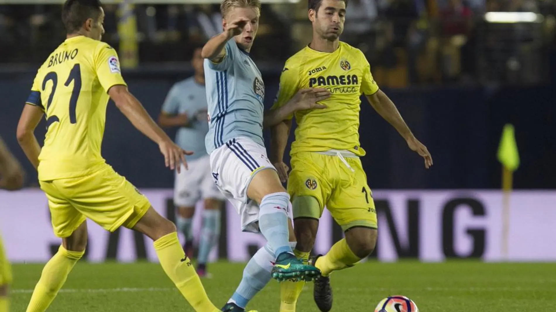 Daniel Wass (c), disputa un balón ante los jugadores del Villarreal, Bruno Soriano
