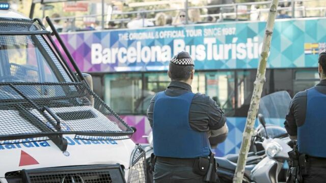Según el Ayuntamiento, el orden público será ahora competencia exclusiva de los Mossos d'Esquadra, lo que agrava la relación entre Colau y la Guardia Urbana