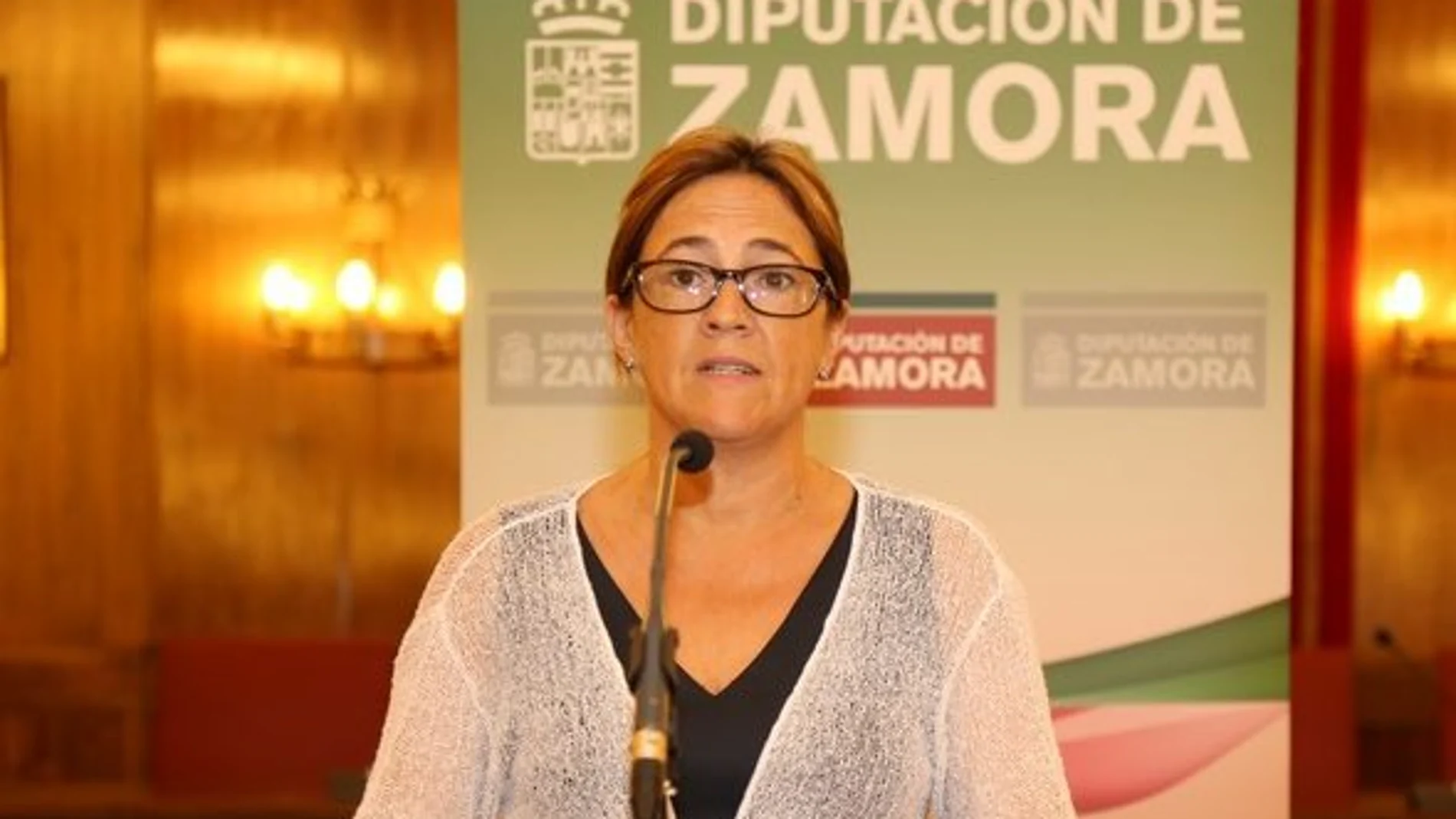 La presidenta Mayte Martín explica los acuerdos de la Diputación de Zamora