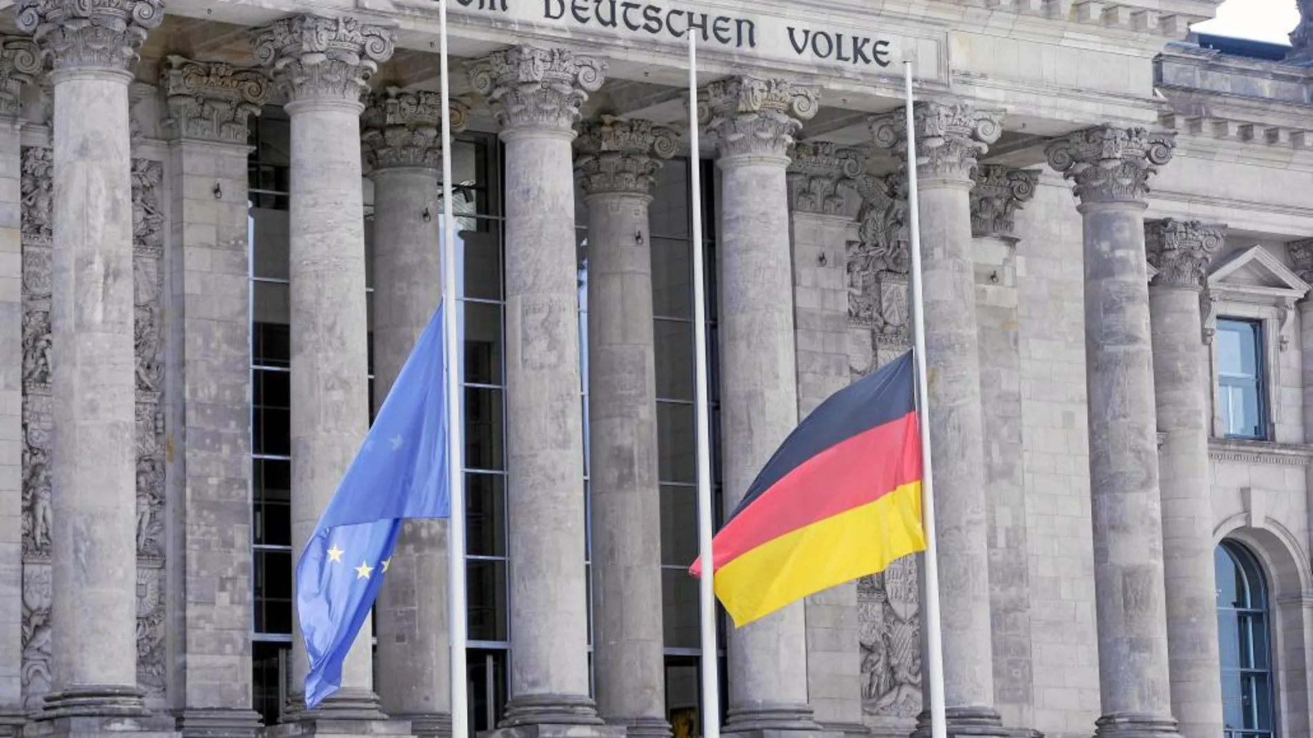Las banderas de Alemania y de la Unión Europea