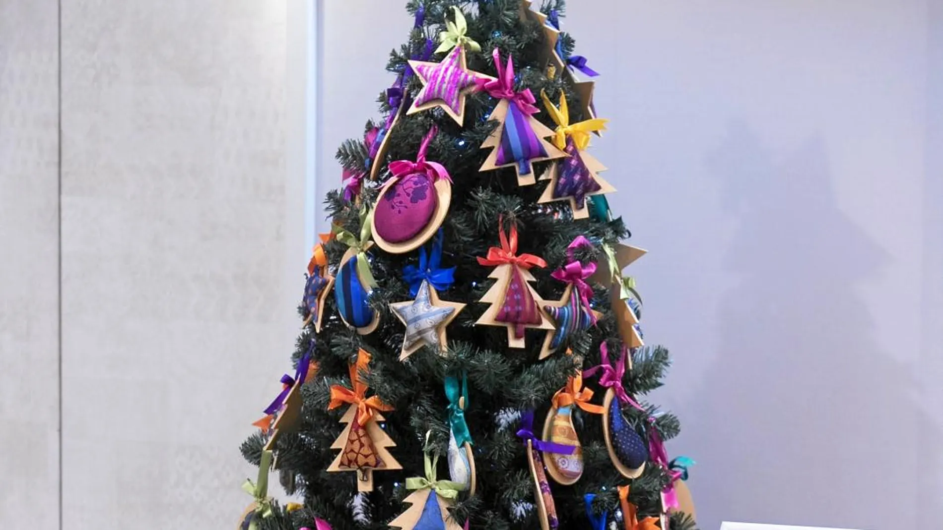 Los árboles navideños diseñados por las marcas de lujo estarán en el paseo de Gràcia hasta el lunes