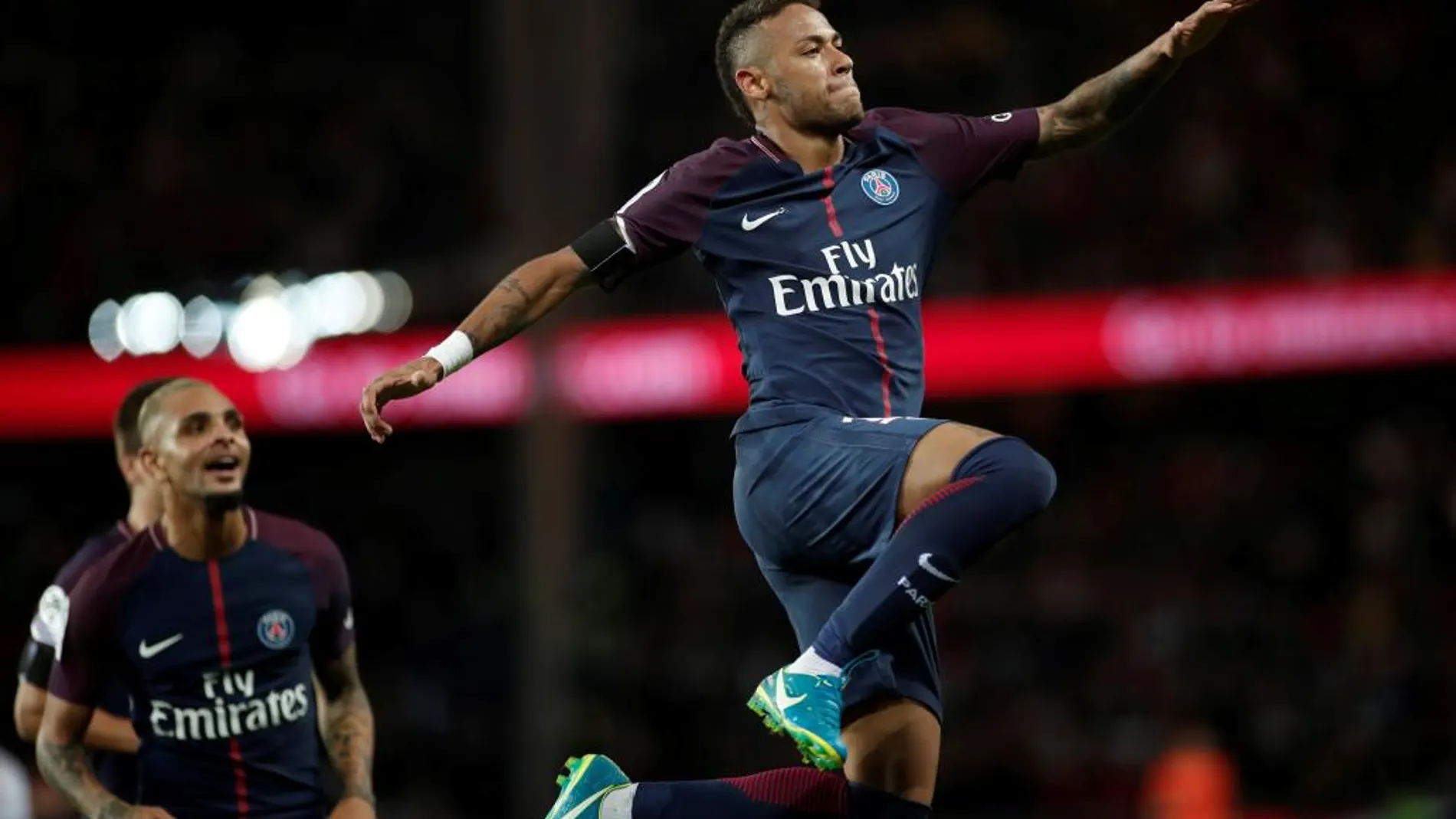 Neymar celebra uno de sus goles en su nuevo equipo